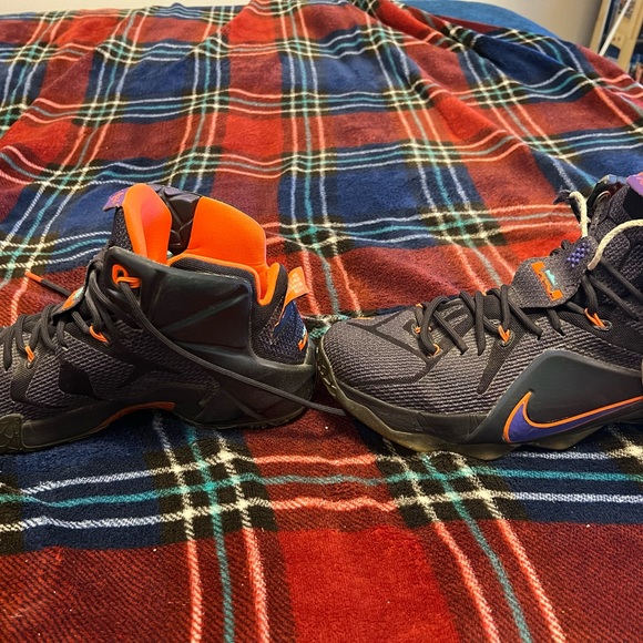Men’s Basketball Shoes - Picture 2 of 3